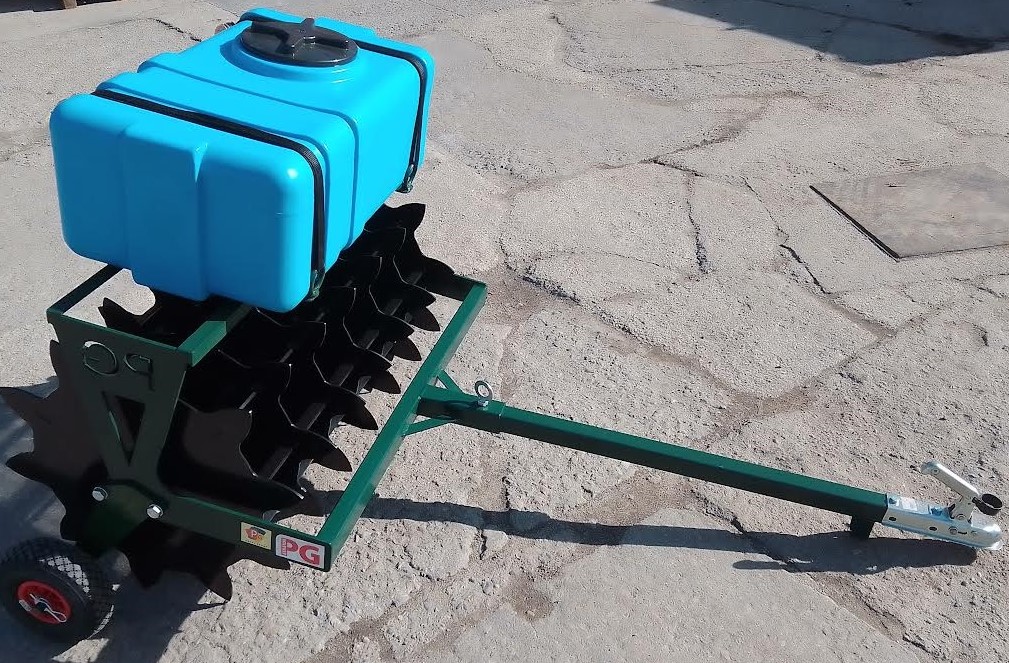 Tažený aerátor PG 2 s nastavitelnou vahou a prohnojování otvoru po vpichu