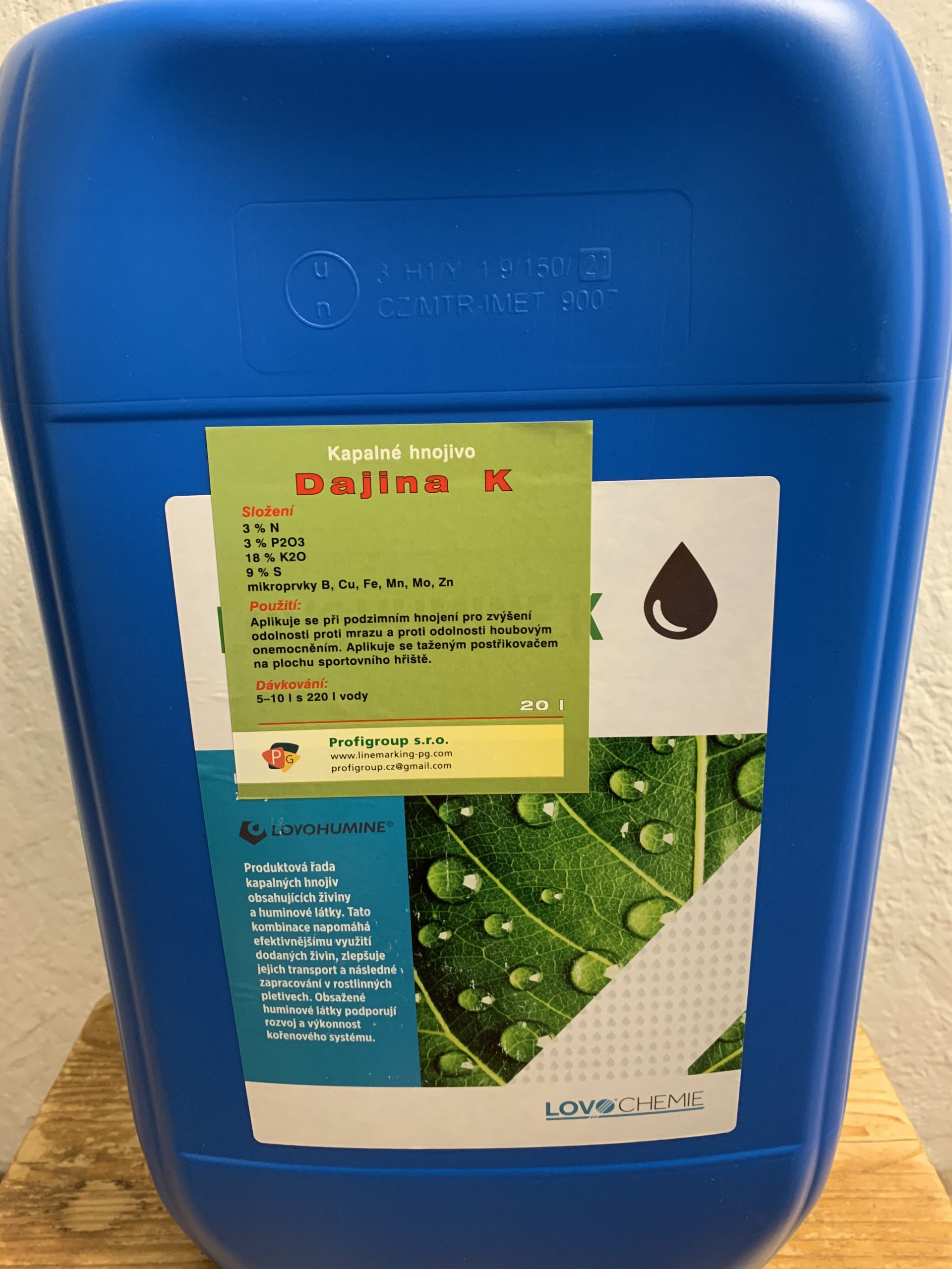 Tekuté hnojivo Dajina K pro zazimování trávníku 20 l balení.