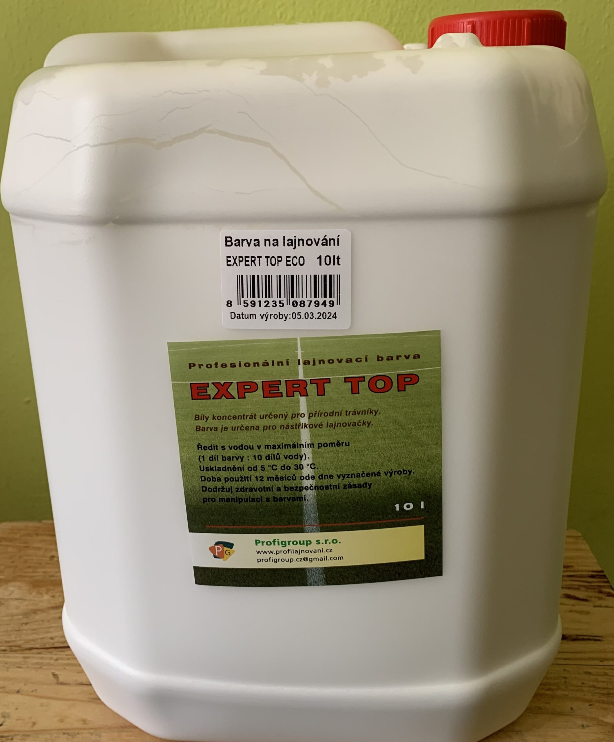 Špičková lajnovací barva Expert Eco , bílý koncentrát v 8 l balení určený pro nástřikové a valivé lajnovačky.