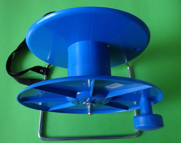 Závěsný naviják k rozmotávání a navíjení lajnovací šňůry