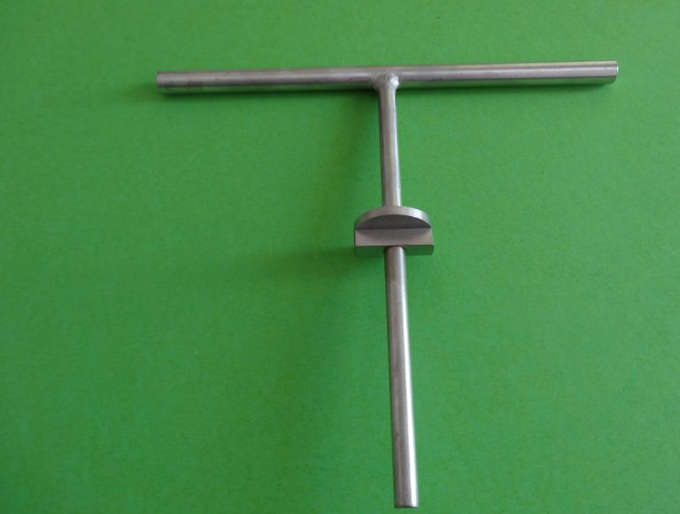 Šroubovací klíč k upevnění značkovacího vrutu do fotbalového hřiště