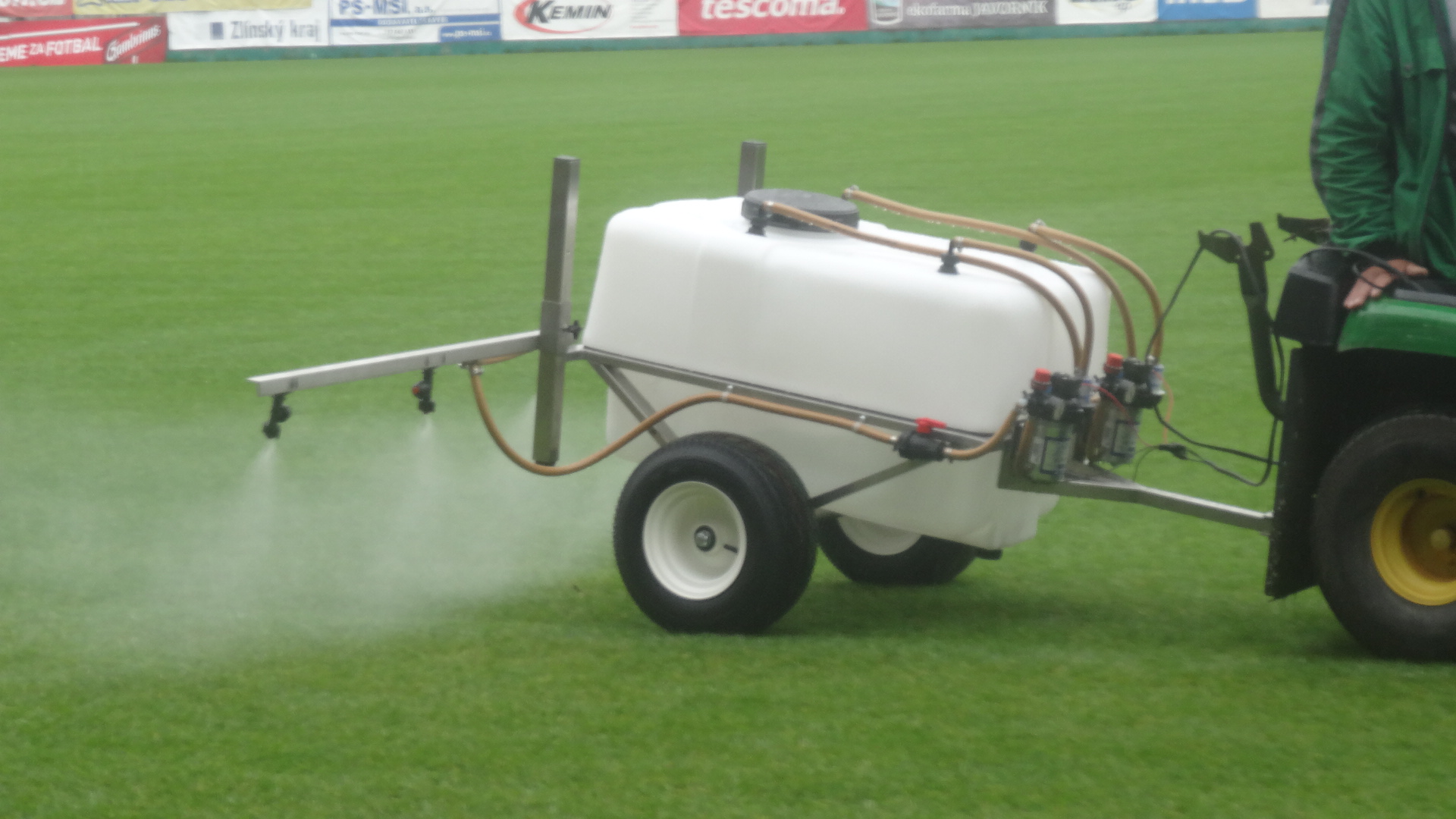 Tažený postřikovač MT 200 určený pro hnojení a selektivní postřiky