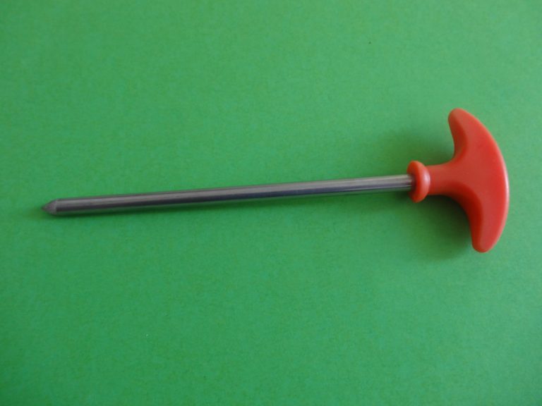 Upevňovací kolík k propojení 29 značkovacích vrutů lajnovací šňůrou