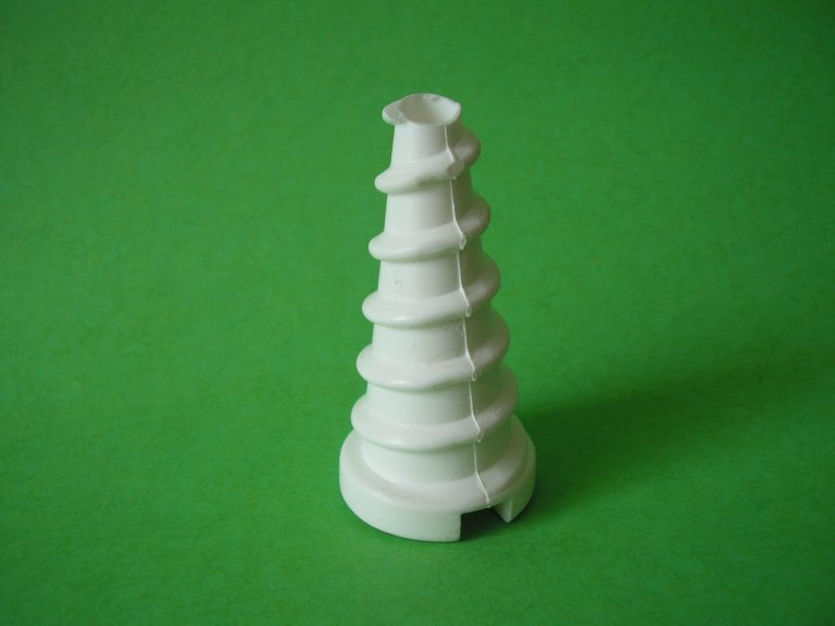 Značkovací vrut bílý vyznačuje 29 bodů potřebných k nalajnování fotbalového hřiště