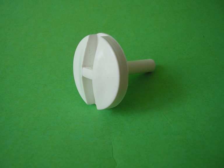 Pasivní krytka pro snadné vyhledávání značkovacího vrutu po zimní fotbalové přestávce